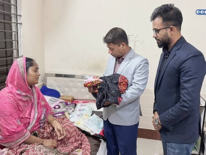 জুলাই বিপ্লবে ভোলা’র শহিদ শাজাহানের নবজাতক ছেলেকে সহায়তার হাত বাড়িয়ে দিলেন সিভিল সার্জন ডাঃ মনির