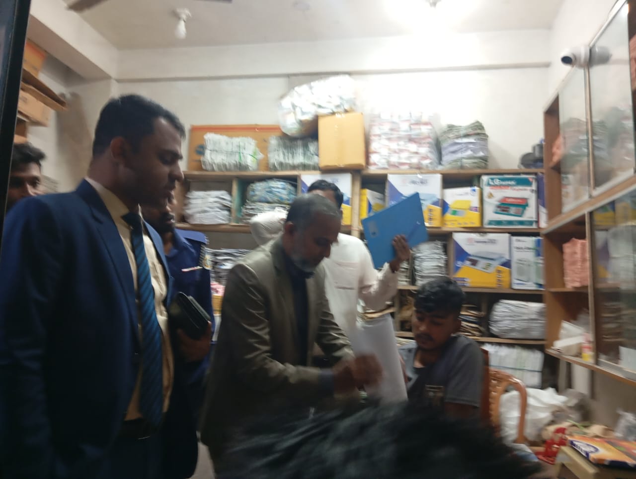 ভোলায় নিষিদ্ধ পলিথিন শপিং ব্যাগ ব্যবসায়ীর অর্থদন্ডসহ পলিথিন জব্দ