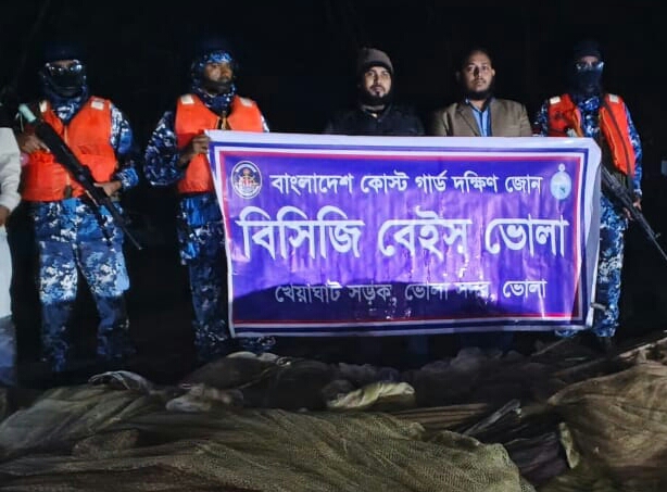 ভোলা-বরিশাল যৌথ অভিযানে নদী থেকে বিপুল পরিমান বেহুন্দি জাল জব্দ