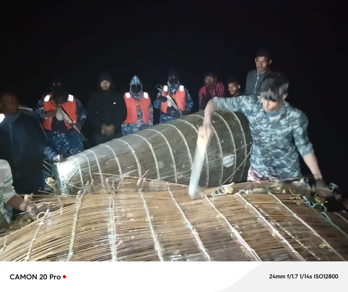 ভোলা’র মনপুরায় ১৩০ মন পাঙ্গাসের পোনাসহ ২৬টি অবৈধ চাই জ