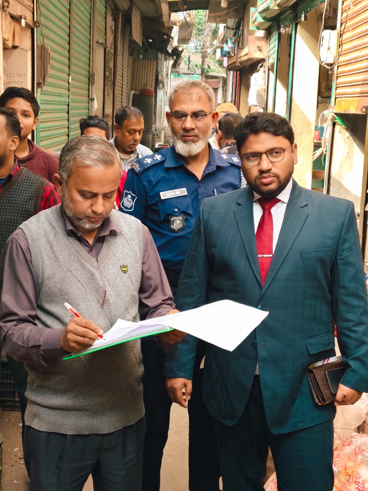 ভোলা’র বোরহানউদ্দিনে নিষিদ্ধ পলিথিন শপিং ব্যাগ ব্যবসায়ীকে অর্থদন্ড