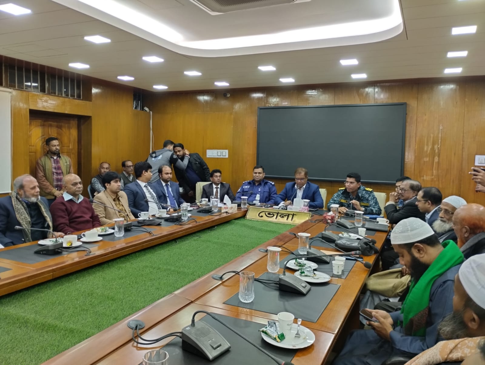 ভোলায় জেলা প্রশাসনের মধ্যস্থতায় বাস-সিএনজি দন্ধের অবসান ও ধর্মঘট প্রত্যাহার