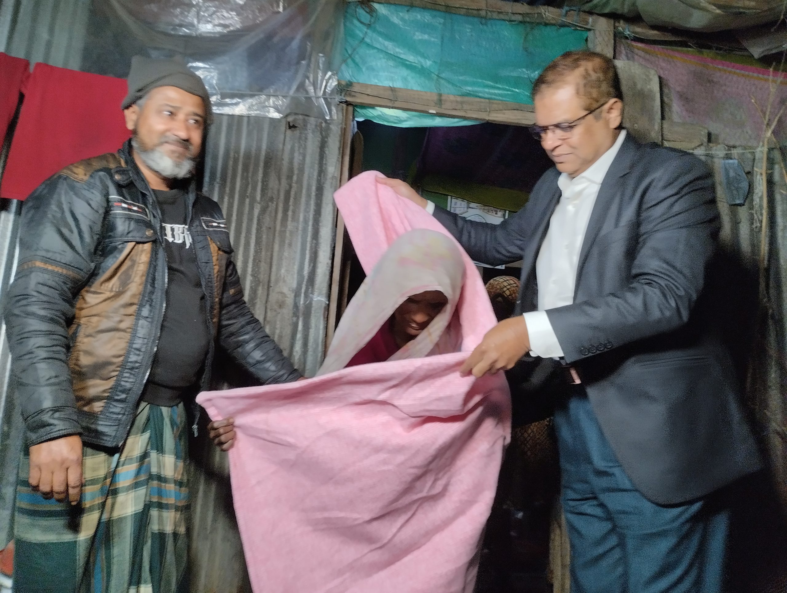 ভোলায় বেরিবাঁধের অসহায় শীতার্তদের গায়ে কম্বল জড়িয়ে দিলেন ডিসি আজাদ জাহান