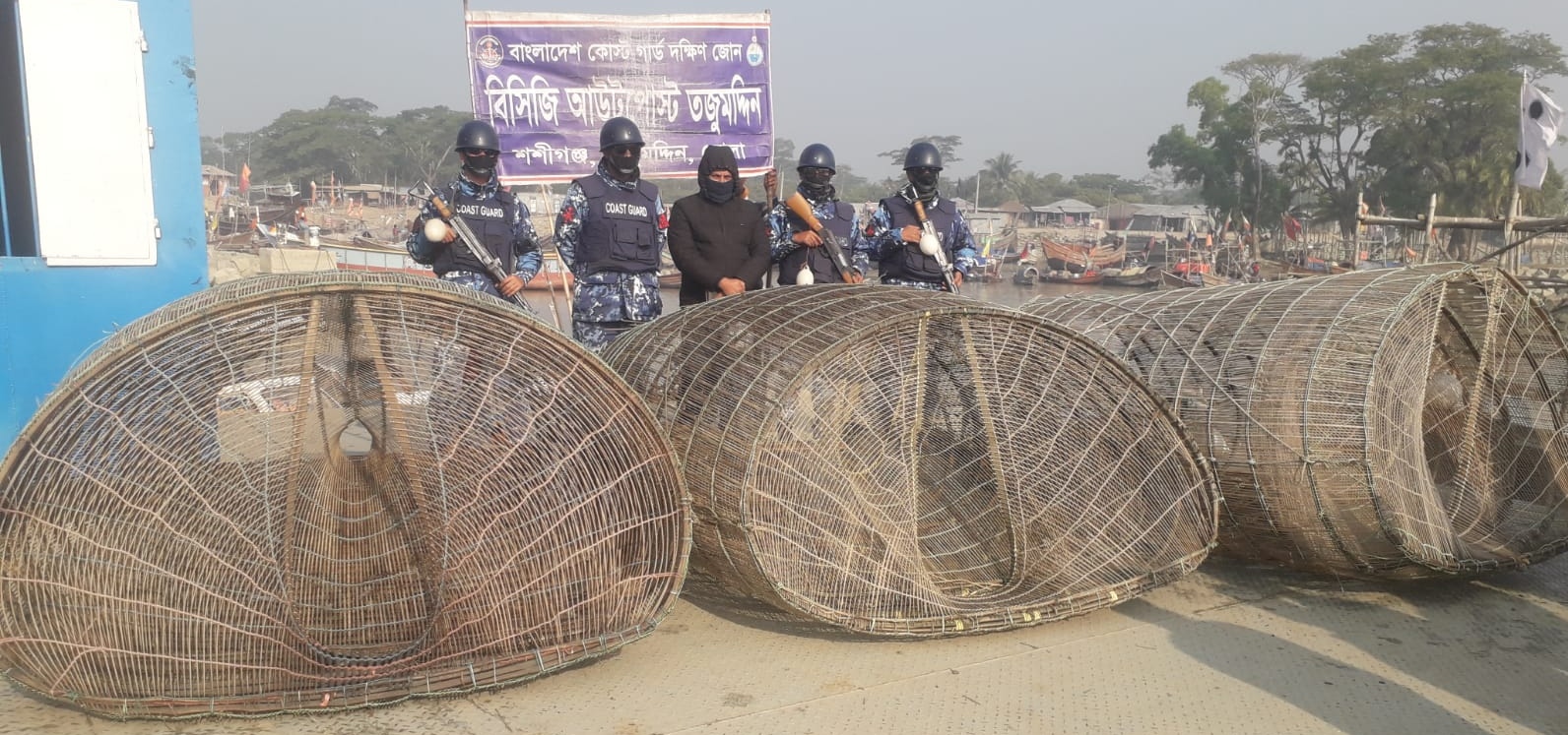 ভোলার মনপুরায় বিপুল পরিমান পাঙ্গাসের পোনাসহ ৭ অবৈধ চাই, ৩ নৌকা জব্দ