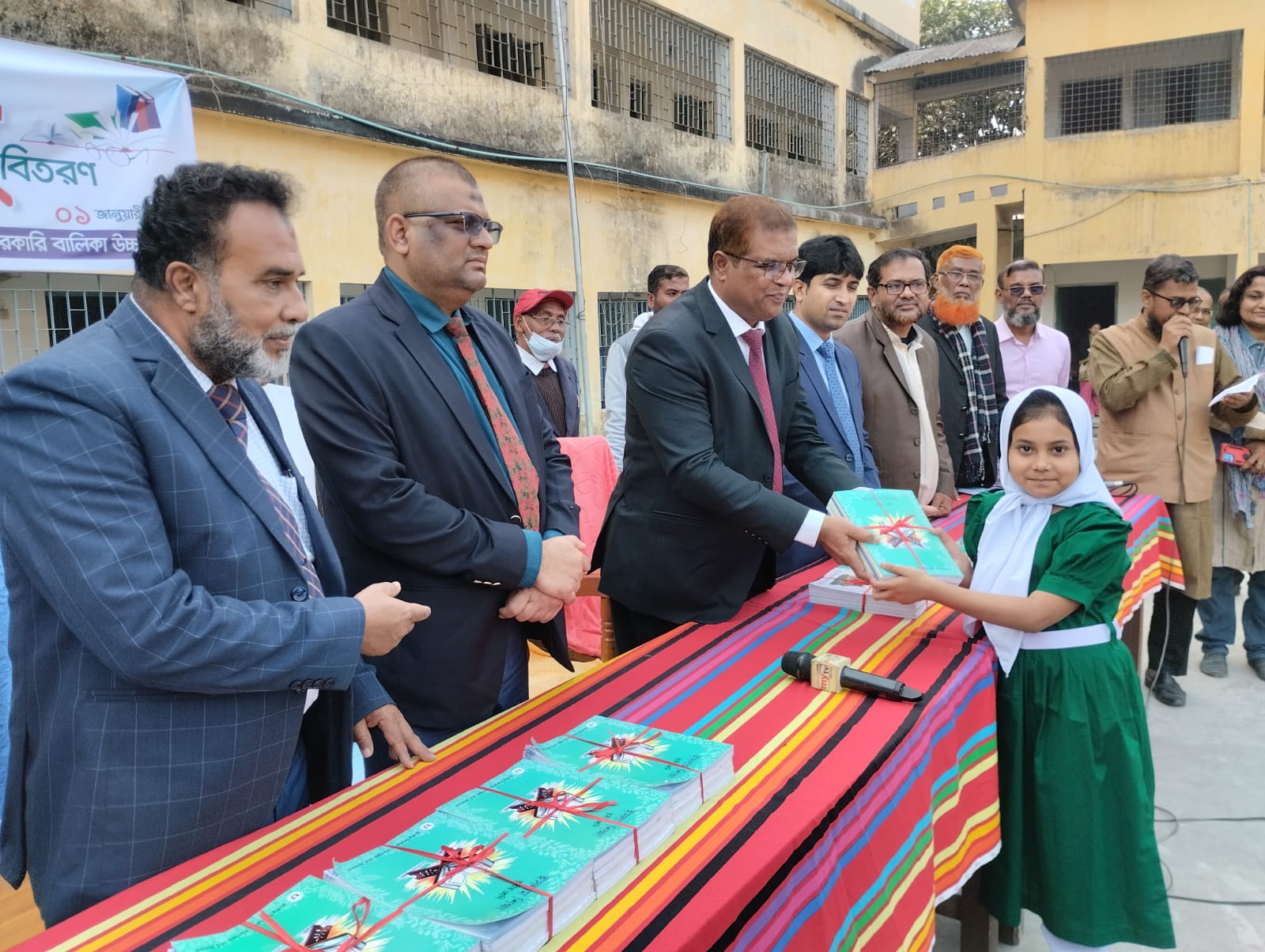 ভোলায় বছরের প্রথম দিনেই শিক্ষার্থীদের হাতে নতুন বই তুলে দিলেন ডিসি আজাদ জাহান