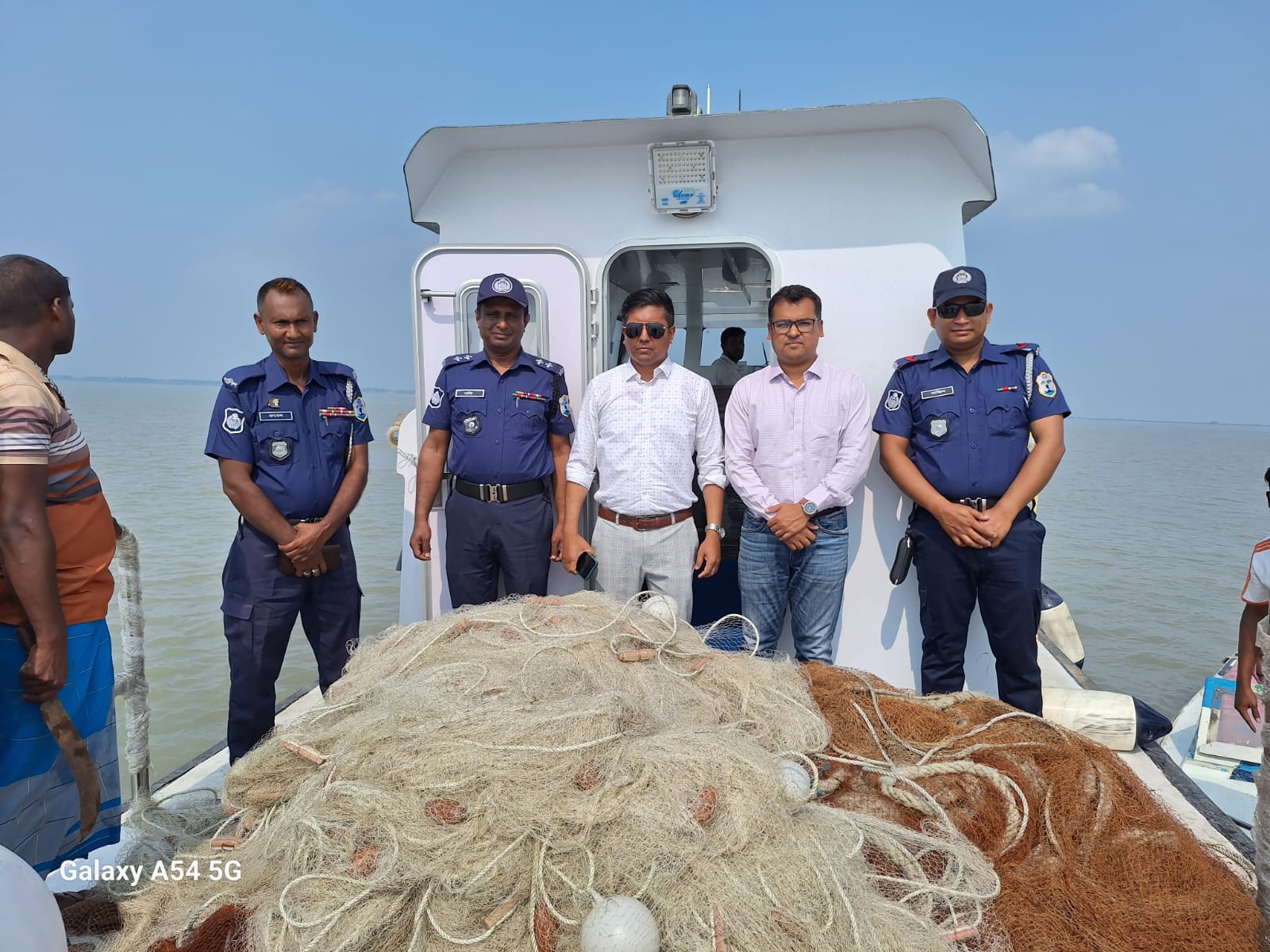 নিষেধাজ্ঞার ১৯তম দিনে ভোলায় মেঘনা নদীতে বিপুল পরিমান অবৈধ জাল জব্দ