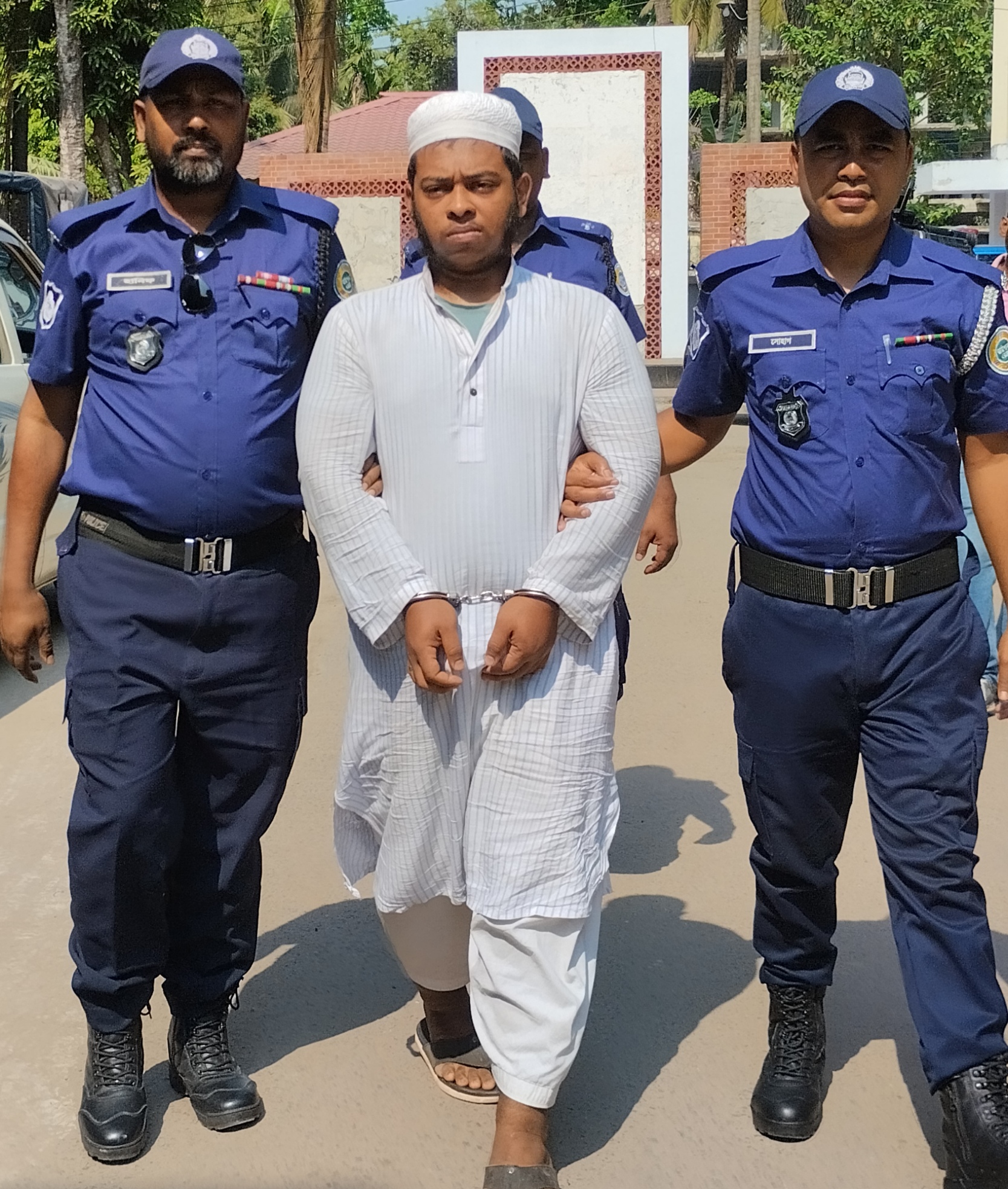 ভেলা’র চরফ্যাশনে মসজিদের ছাদে ধর্ষণ(বলাৎকার) মামলার প্রধান আসামী ‘তালহা’ গ্রেফতার