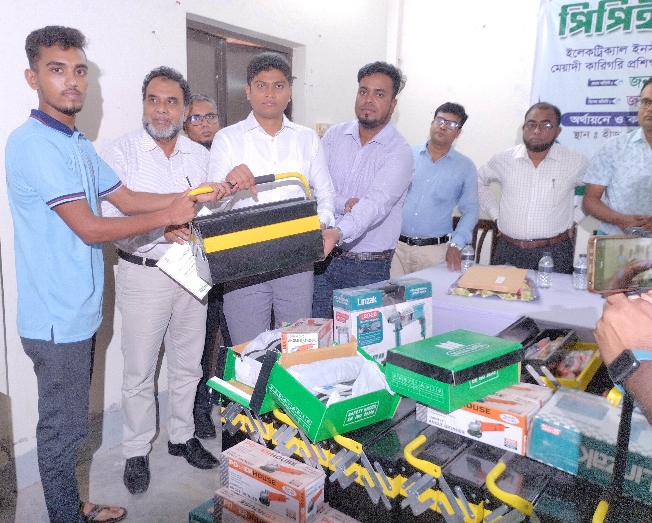 ভোলায় হীড টেকনিক্যাল স্কুলের প্রশিক্ষনার্থীদের মধ্যে টুলস বিতরণ