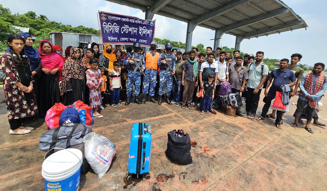 ভোলায় নদীতে ভাসমান ৬২ জন ঈদযাত্রীকে  উদ্ধার করলো কোস্ট গার্ড