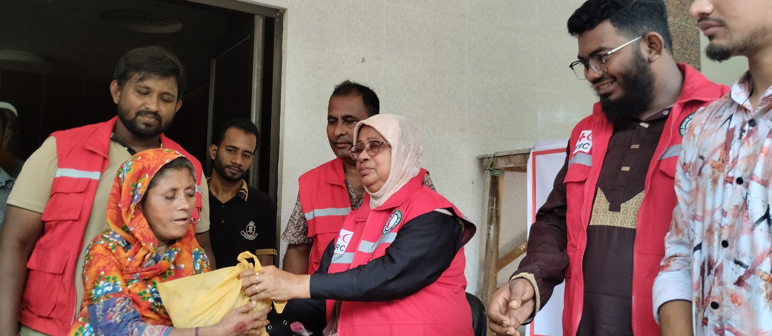 ভোলায় দুস্ত অসহায়দের মাঝে কুবানীর মাংস বিতরণ করলো রেড ক্রিসেন্ট সোসাইটি