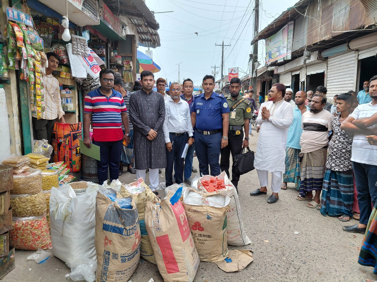 ভোলা’র লালমোহনে ৮ মন নিষিদ্ধ পলিথিন শপিং ব্যাগ জব্দসহ ৩ ব্যাবসায়ীকে অর্থদন্ড