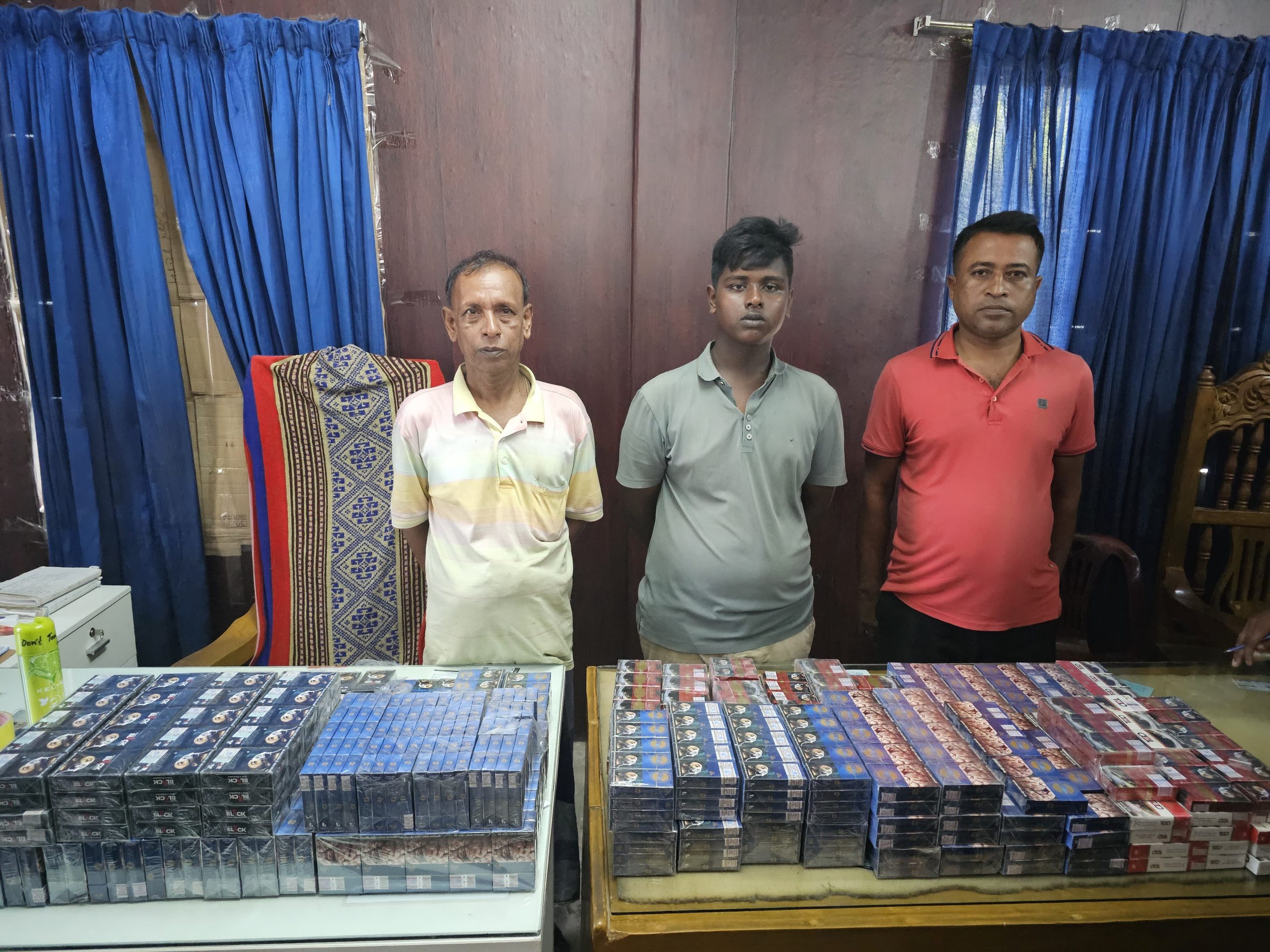 ভোলায় নৌবাহিনীর অভিযানে বিপুল পরিমান শুল্ক ফাঁকির সিগারেটসহ ৩জন আটক