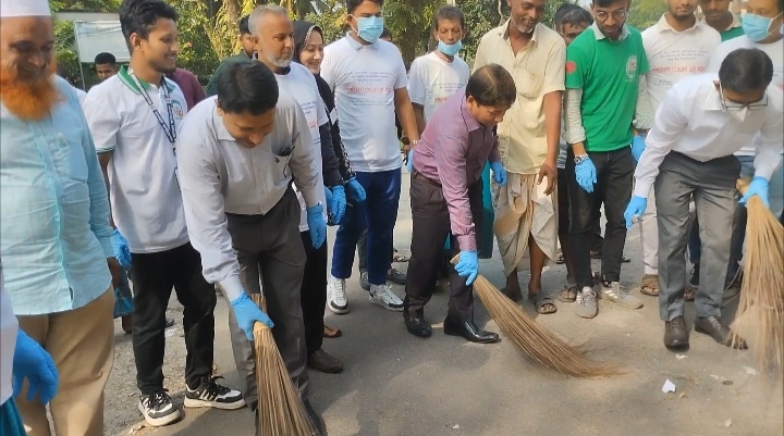 ভোলা সদর হাসপাতালের পরিবেশ রক্ষায় পরিস্কারকরণ কার্যক্রমে পরিবেশ অধিদপ্তর