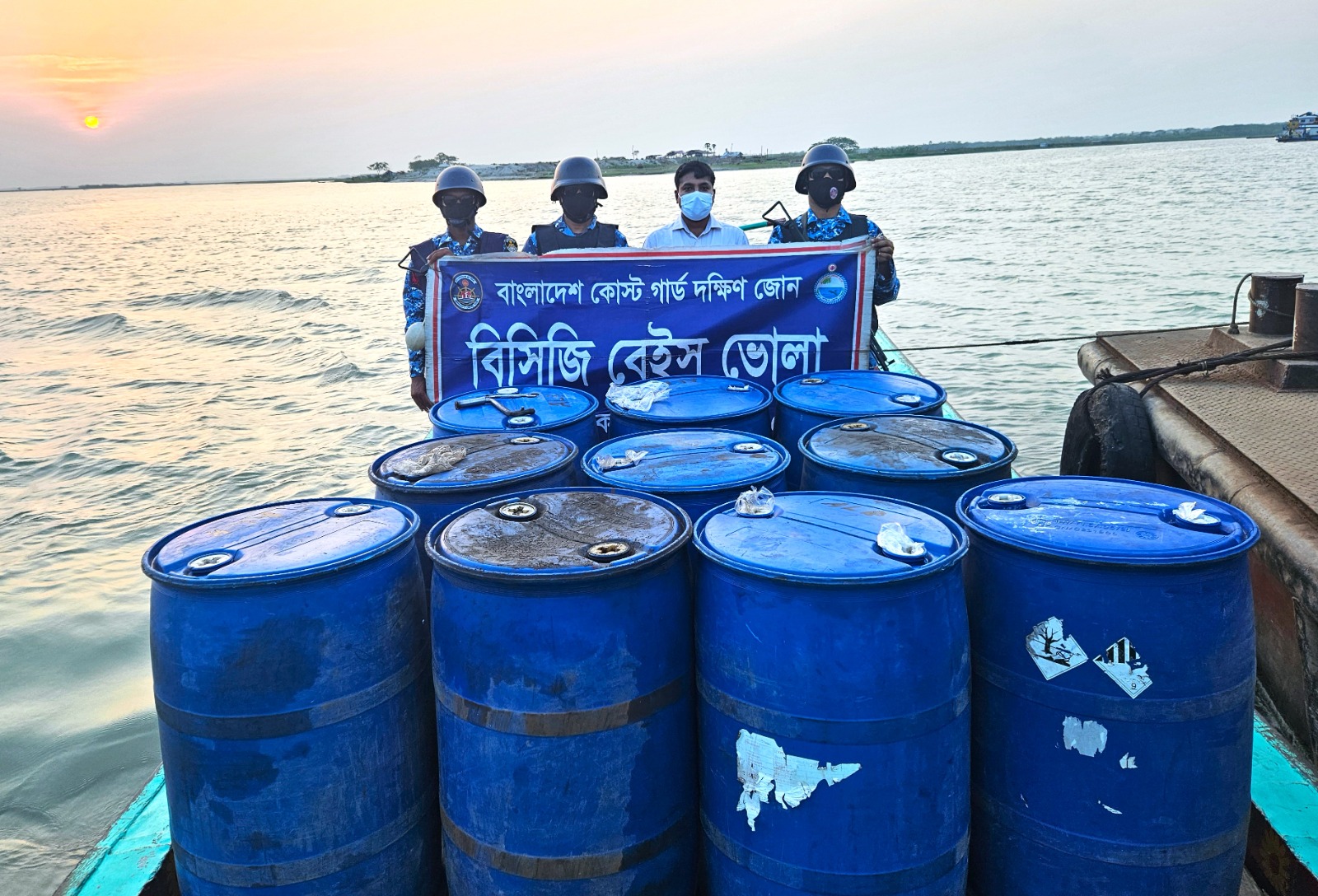 ভোলায় ২ হাজার লিটার জ্বালানি তেলসহ ২ জনকে আটক করল কোস্ট গার্ড