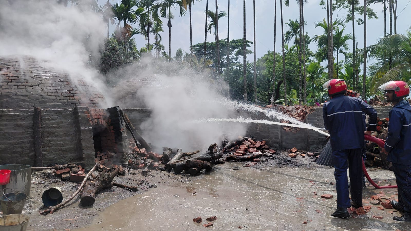 চরফ্যাশনে অবৈধ কাঠকয়লা তৈরির চুল্লি ভেঙ্গে দিল প্রশাসন